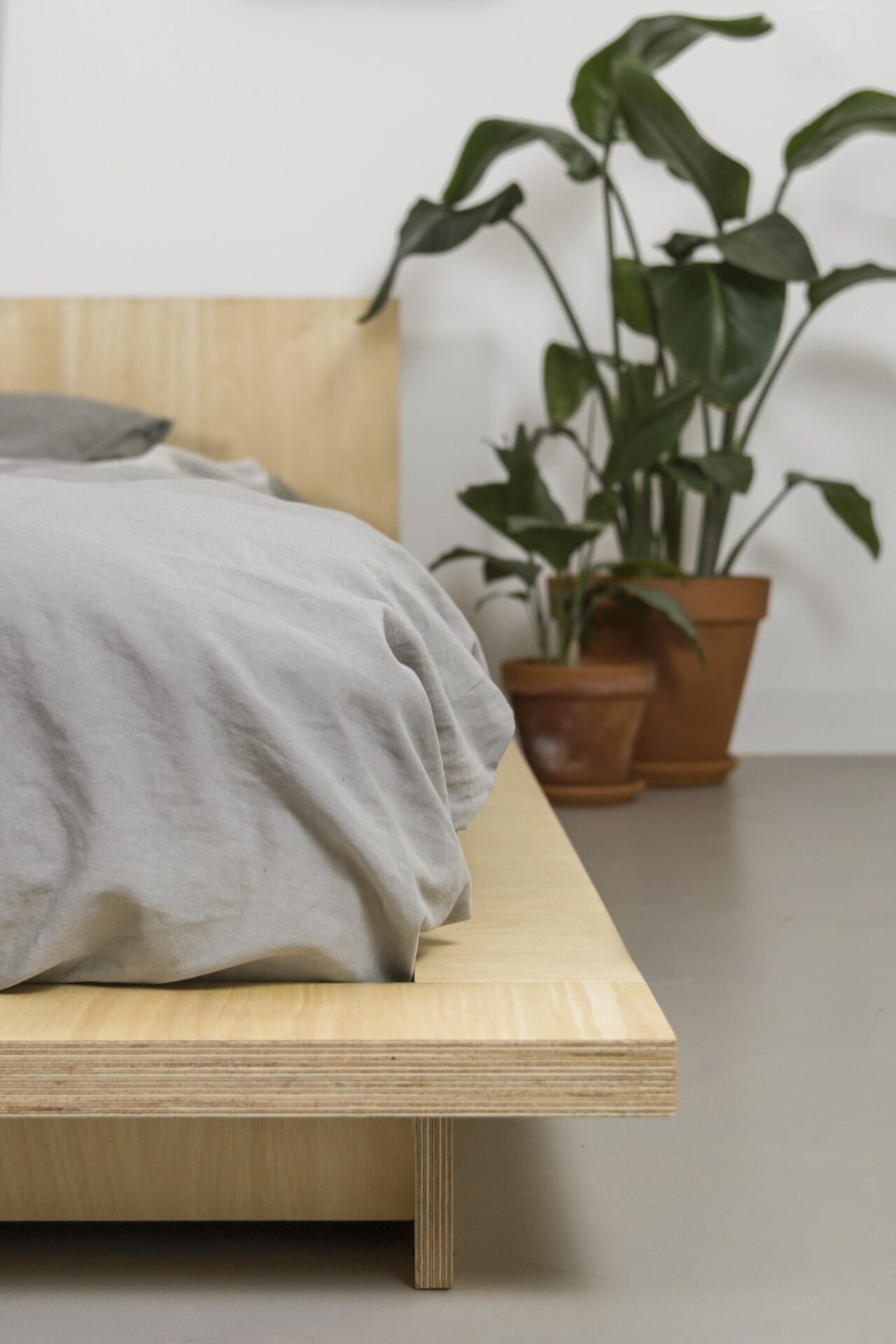 minimalistyczny łóżkoze sklejki, łóżko w stylu japandi, japandi bed, łóżko japandi meble minimalistyczne, meble w stylu japońskim, meble ze sklejki brzozowej, meble w stylu japandi, meble w stylu minimalistycznym