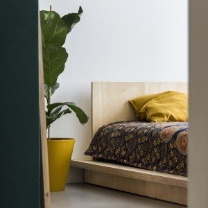 minimalistyczny łóżkoze sklejki, łóżko w stylu japandi, japandi bed, łóżko japandi meble minimalistyczne, meble w stylu japońskim, meble ze sklejki brzozowej, meble w stylu japandi, meble w stylu minimalistycznym